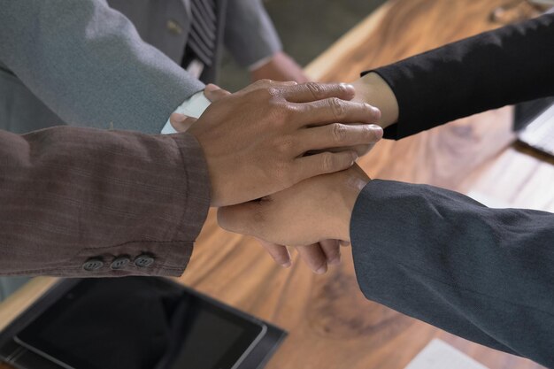 Photo close-up of people hands