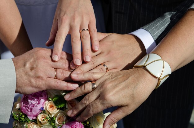 Photo close-up of people holding hands