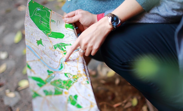 Photo close-up of people looking at map