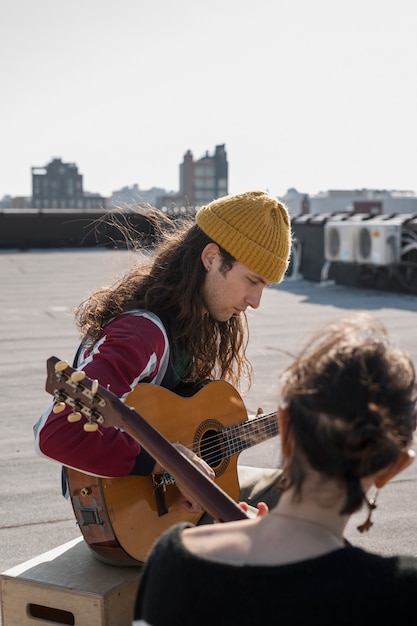 Foto chiudere le persone che fanno musica