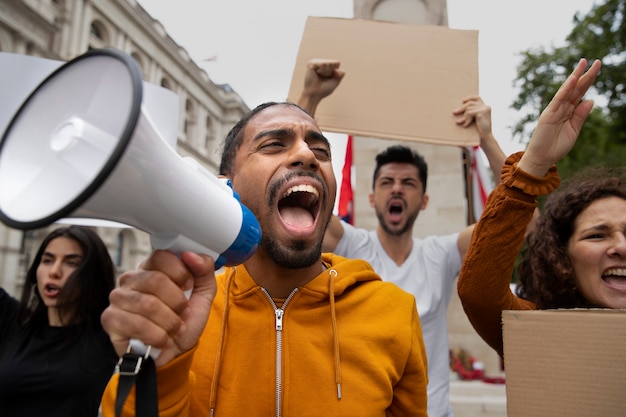 写真 メガホンで抗議する人々をクローズアップ