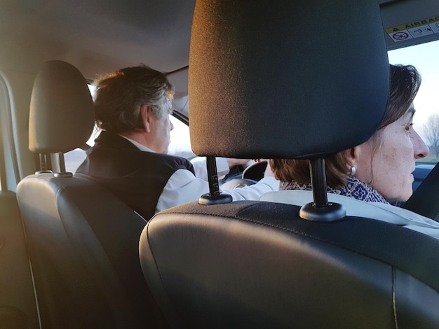 Foto close-up di persone sedute in macchina