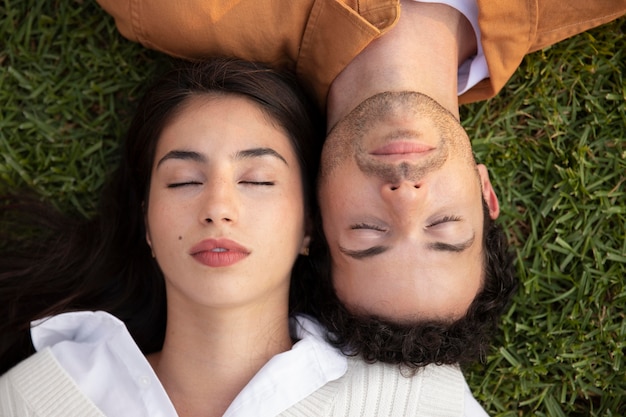 Photo close up people sleeping on grass