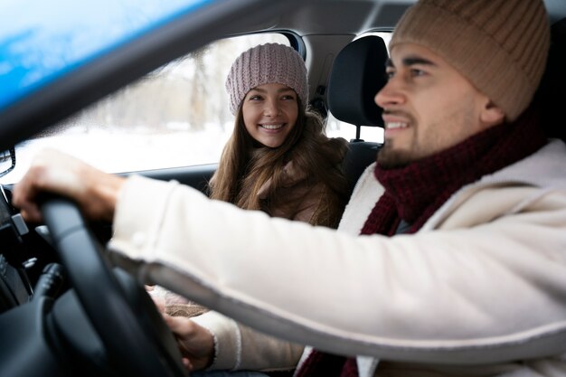 Chiudere le persone che viaggiano in auto