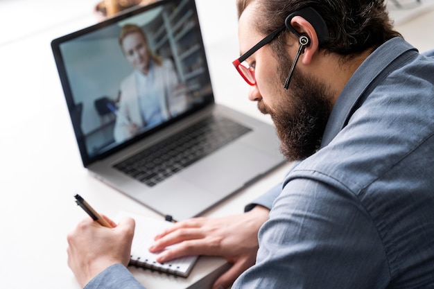 Chiudere le persone in videoconferenza