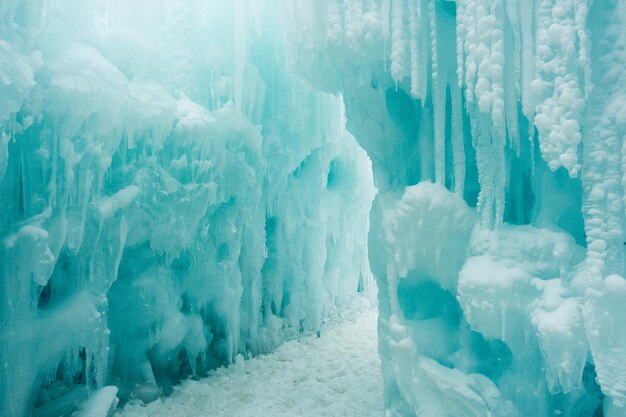 空を背景に水の中の人々のクローズアップ