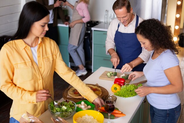 Foto chiudere le persone con cibo delizioso