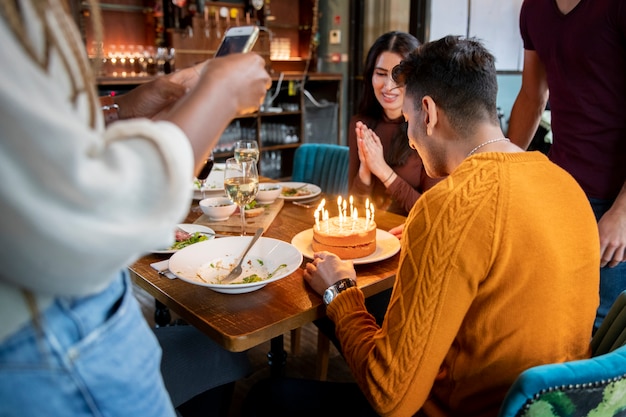 Foto chiudere le persone con il cibo