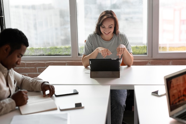 Foto chiudere le persone al lavoro