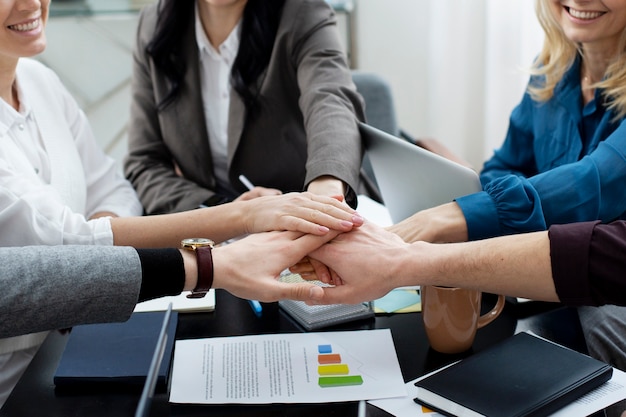 Foto chiudere le persone che lavorano come squadra