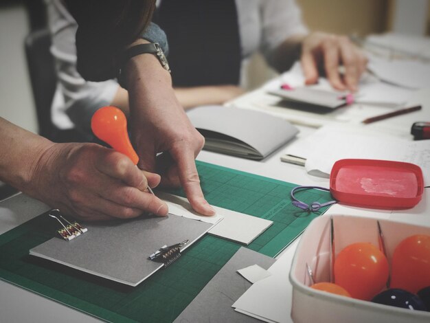 Foto close-up di persone che lavorano alla scrivania