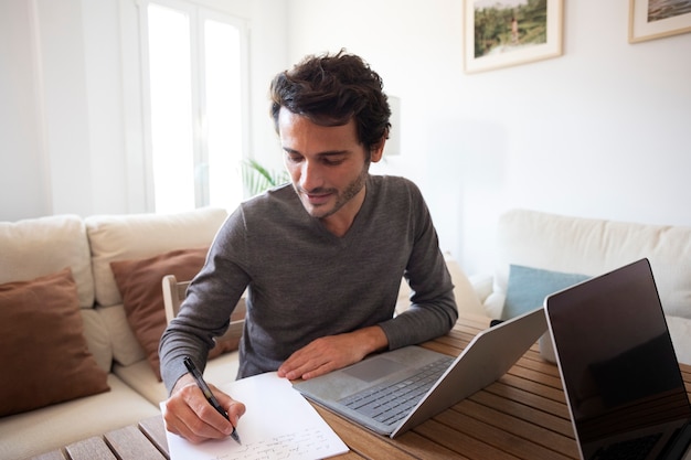 Primo piano sulle persone che lavorano da casa