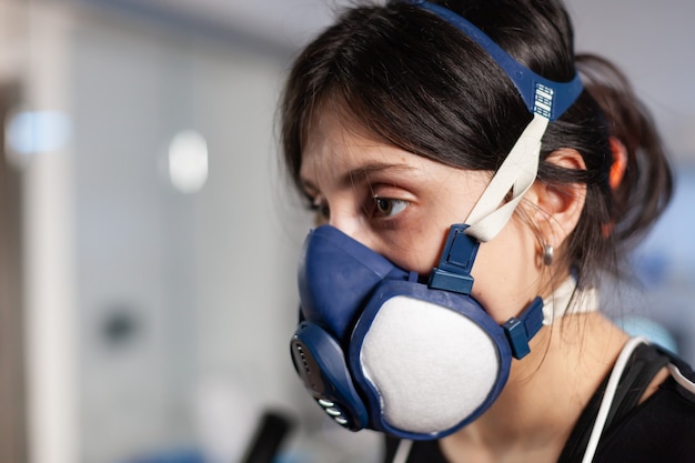 Primo piano dell'atleta delle prestazioni con il massimo nel laboratorio di ricerca per la corsa su un allenamento incrociato per l'esame. esperimento sulla frequenza cardiaca di resistenza. sensori fissati sul corpo.