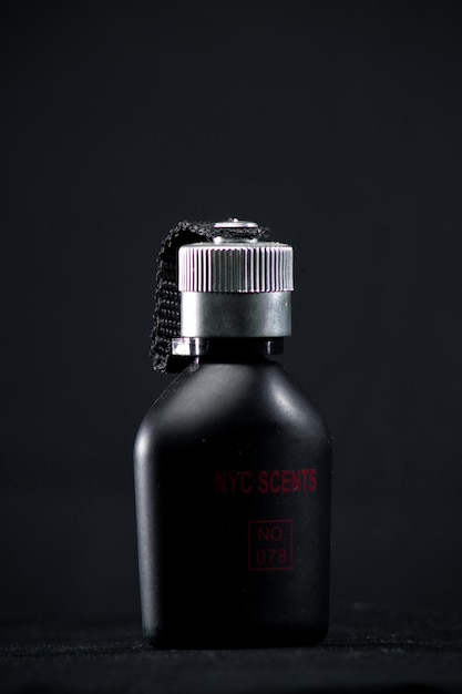 Photo close-up of perfume botle against black background