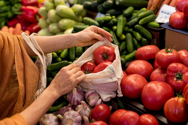 Photo close-up person buying tomatoes