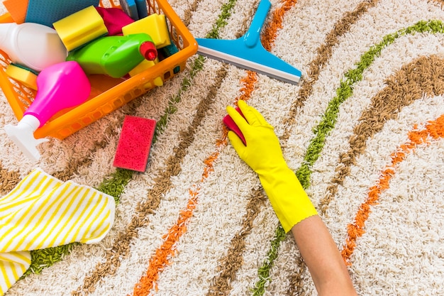 Photo close-up person cleaning the carpet