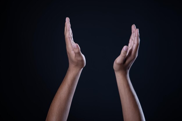 Photo close-up of person hand against black background