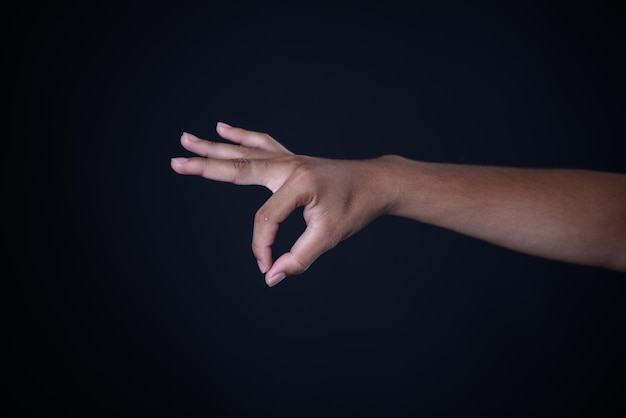 Photo close-up of person hand against black background