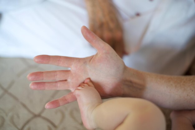 Foto close-up di una persona che tiene in braccio un bambino