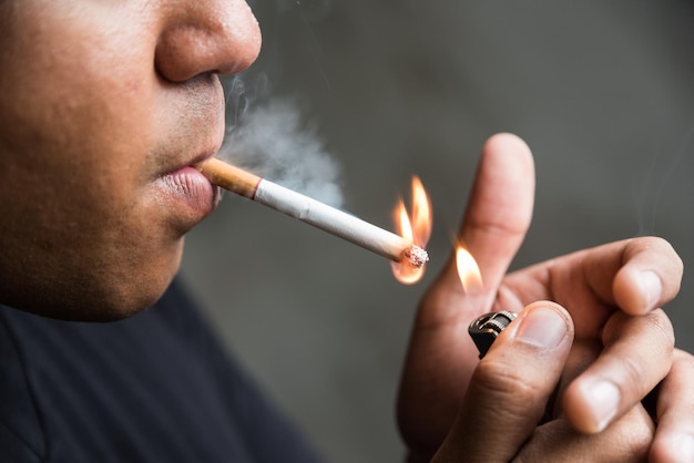 Photo close-up of person holding cigarette