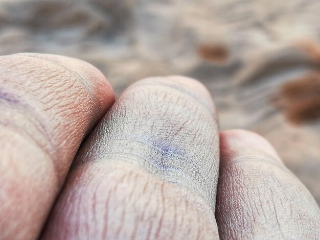 Foto close-up di una persona che tiene la mano