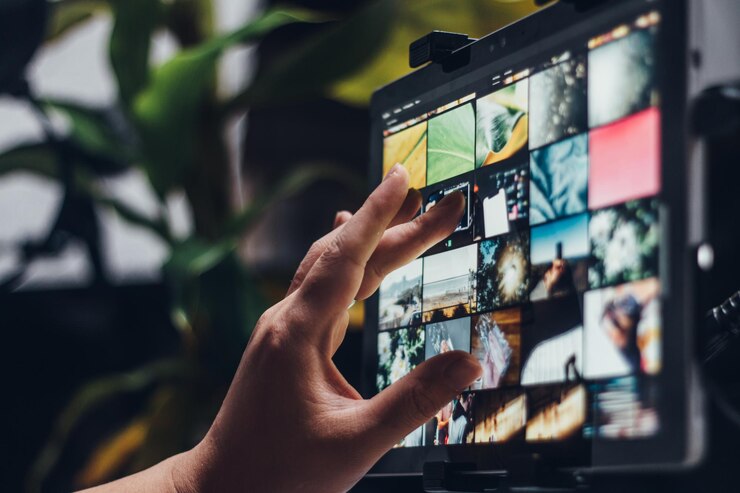 Photo スマートフォンで写真を撮っている人のクローズアップ