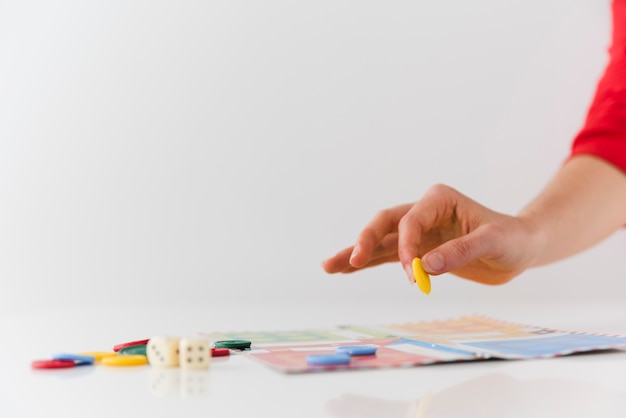 Photo close-up person playing board game