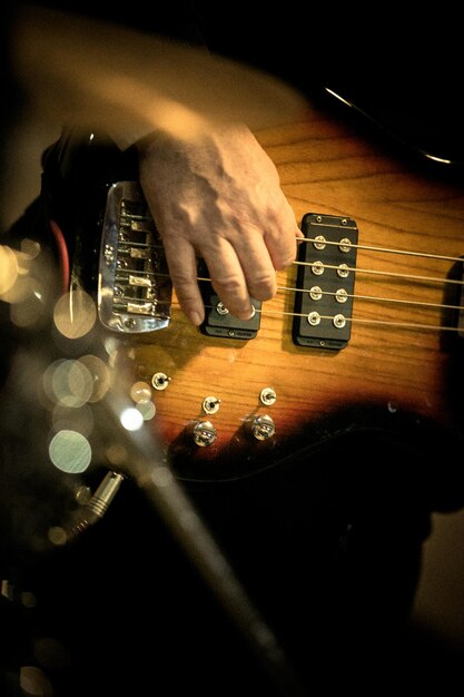 Photo close-up of person playing guitar