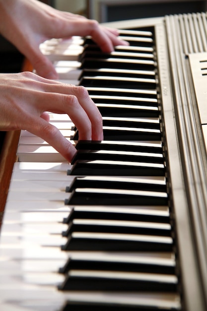 Foto close-up di una persona che suona il pianoforte