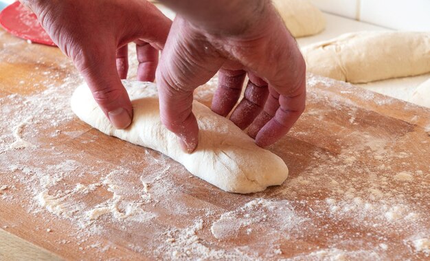 Foto close-up di una persona che prepara il pane