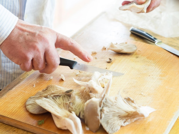 Photo close-up of person preparing food on cutting board