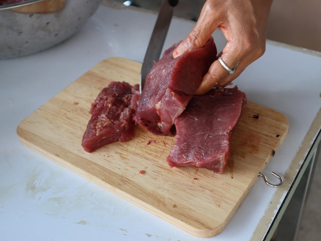 カッティングボードで食べ物を準備している人のクローズアップ