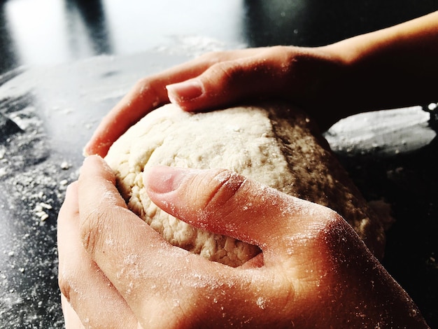 Foto close-up della persona che prepara il cibo