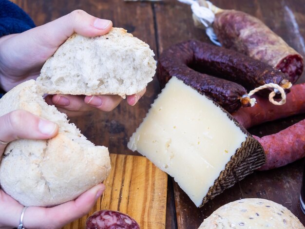 Foto close-up di una persona che prepara il cibo