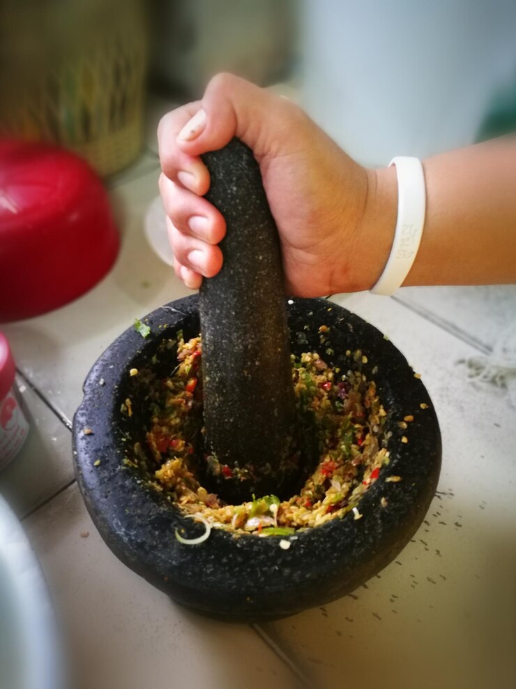 फोटो भोजन तैयार करते व्यक्ति का क्लोज-अप