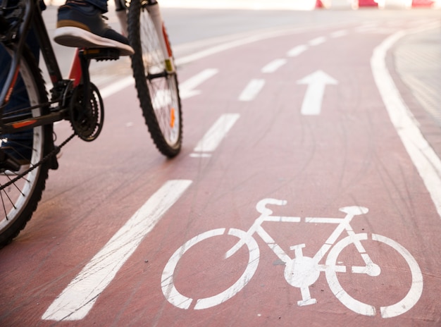 Photo close-up of a person riding the bicycle on the cycle lane