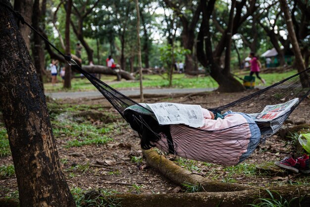 Photo close-up of a person sleeping on a hammock