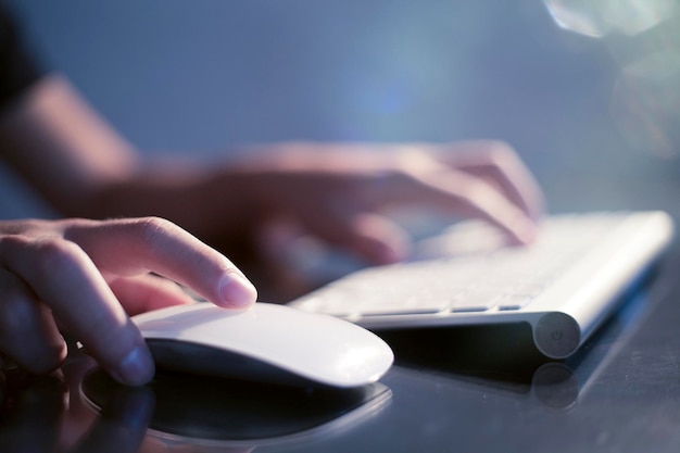 Photo close-up of person using mobile phone