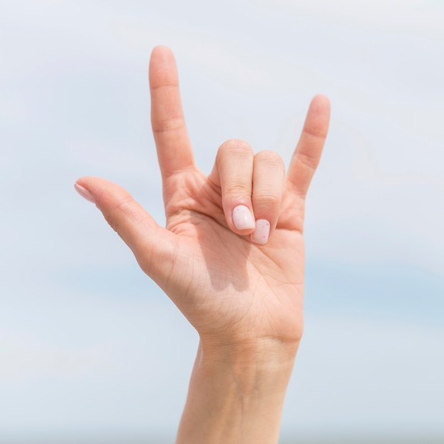 Photo close-up person using sign language to communicate