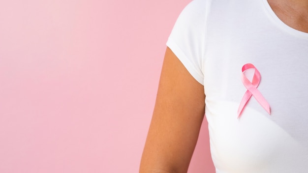 Photo close-up person with pink ribbon