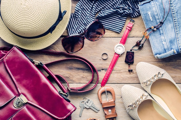 Foto prossimo piano degli accessori personali sul tavolo