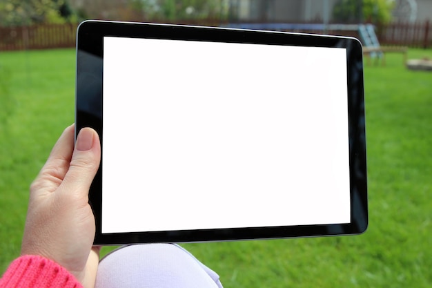 Close-up persoon houdt het digitale tablet leeg scherm buiten