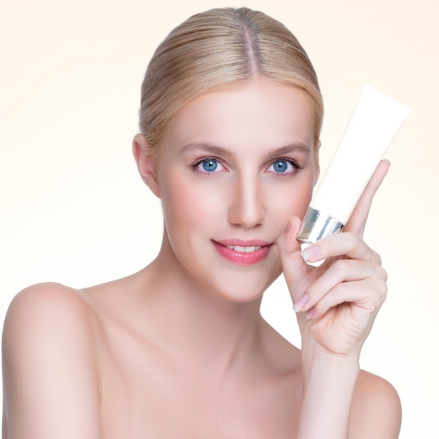 Close-up persoonlijke perfecte huid vrouw met mockup moisturizer product