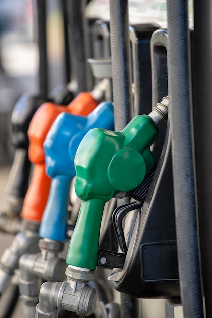 Primo piano del servizio di rifornimento e rabbocco dell'olio della stazione di benzina del petrolio per il concetto di trasporto dell'auto ugelli di riempimento della pompa di benzina carburante alla stazione di servizio