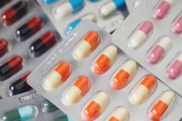 крупный план фармацевтические препараты антибиотики таблетки лекарства в блистерной упаковке красочные антибактериальные таблетки Аптечный фон капсулы таблетки лекарства устойчивость к противомикробным лекарствам фармацевтическая промышленность