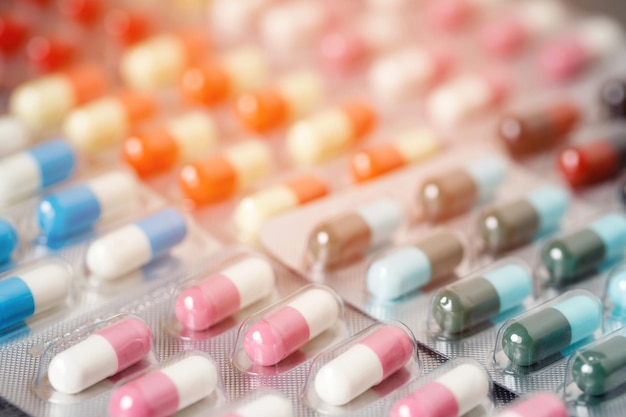 Фото Крупный план фармацевтические препараты антибиотики таблетки лекарства в блистерной упаковке красочные антибактериальные таблетки аптечный фон капсулы таблетки лекарства устойчивость к противомикробным лекарствам фармацевтическая промышленность