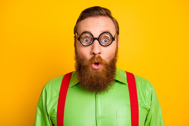 Photo close up photo of astonished bearded man with funky spectacles look wonder cant believe novelty wear stylish clothes isolated over vibrant color
