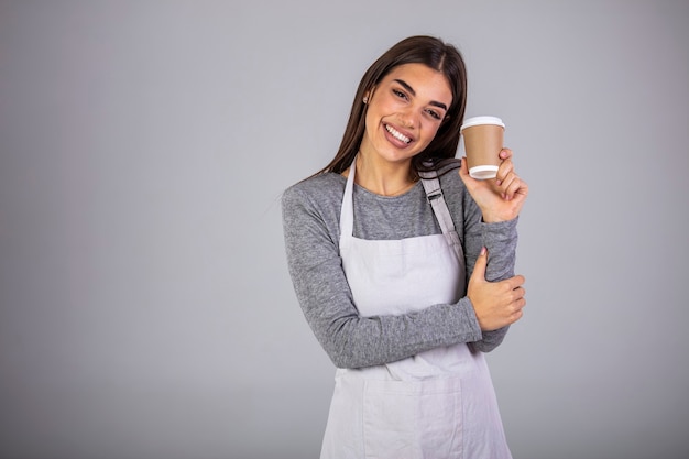 Close up foto bella incredibile signora cameriera proprietario caffetteria tenere mani braccia bicchieri di carta