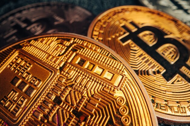 Foto close up foto di bitcoin crypto valuta nel buio