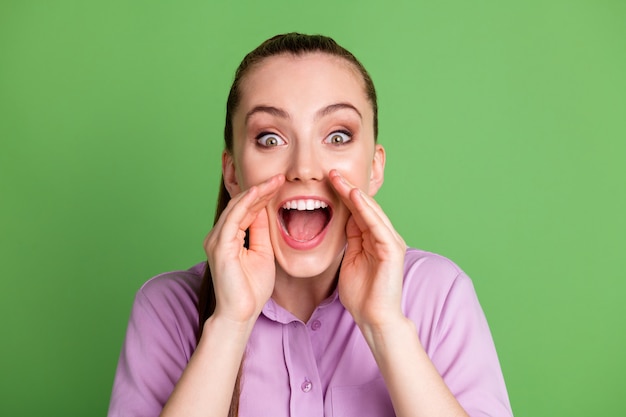 Close up photo of crazy astonished girl hear incredible novelty hold hand mouth lips scream share message wear violet lilac outfit isolated over green color background